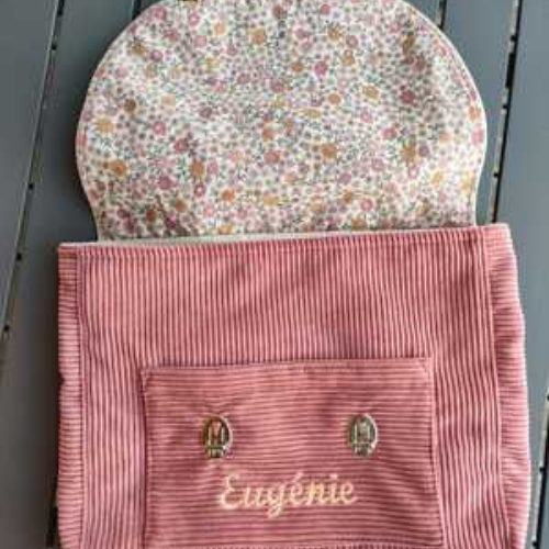 cartable personnalisé - ouvert Les cartables ont des tissus qui sont à associer selon vos envies (velours bleu, rose, caramel, vert au choix avec tissus variés pour le dessus et l'intérieur). Le sac peut comporter une broderie (en supplément) ou non.