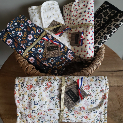 pochettes nomades Pochettes nomades : idéal our ranger bijoux, pinces )à cheveux mais également pour y glisser des papiers (permis de conduire, CI). Elle peut se glisser dans un grand sac cabas, un sac banane
