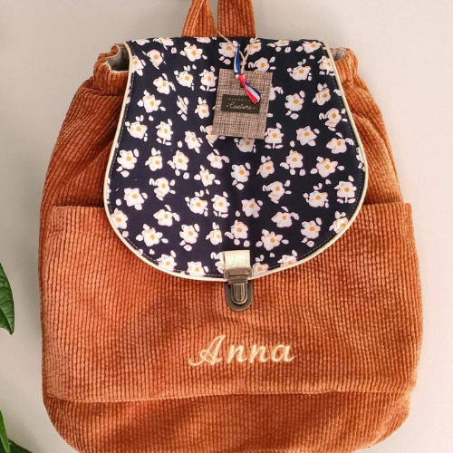sac à dos personnalisé Les sacs à dos ont des tissus qui sont à associer selon vos envies (velours bleu, rose, caramel, vert au choix avec tissus variés pour le dessus et l'intérieur). Le sac peut comporter une broderie (en supplément) ou non.