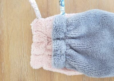 accessoires : 2 mini gants. Idéal pour les petites mains mais également pour les adultes. vendu individuellement ou en lot, les coloris sont au choix.