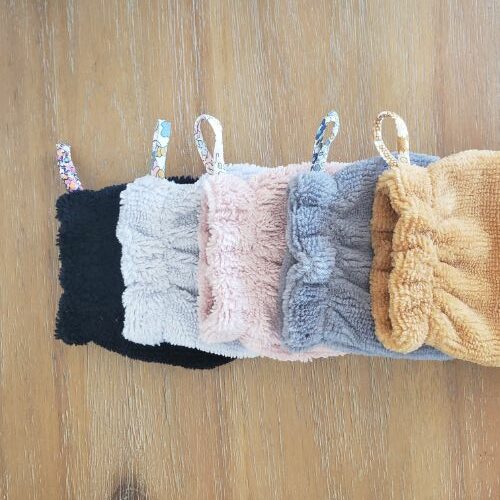 mini gant accessoires : mini gant. Idéal pour les petites mains mais également pour les adultes. vendu individuellement ou en lot, les coloris sont au choix.