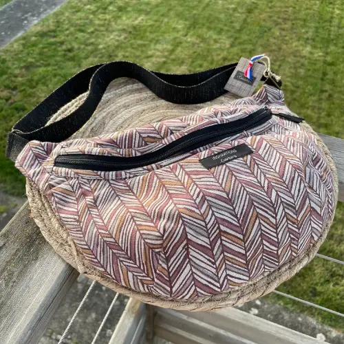sac banane dos rose rayures Sacs : sac banane. Anse réglable jusqu'à 1m10 - poche à l'arrière. Grande contenance : porte carte, chéquier, papier, gourde, carnet de santé