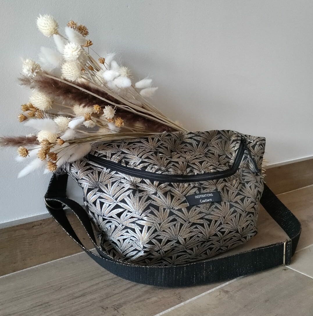 banane dorée Lunch Bag Isotherme Tissu enduit extérieur/intérieur L 31cm, l 18cm, H 22cm. Assez grand pour que l'on puisse y glisser une gourde de 750ml, une boite repas, des couverts et un dessert. Un range couverts est fourni.